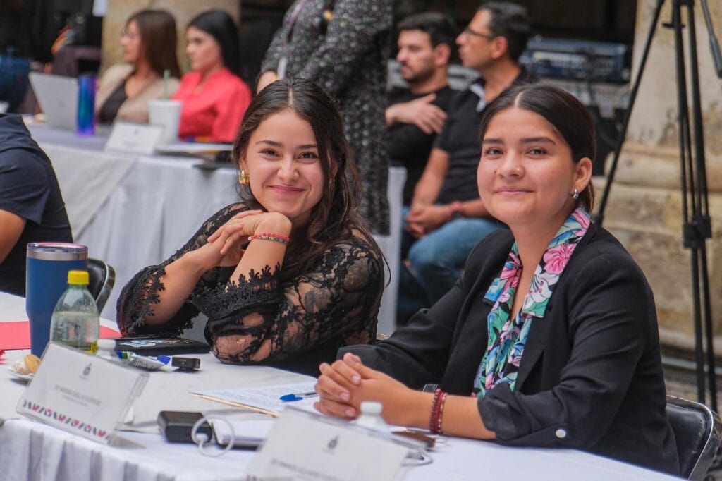 Tonantzin Cárdenas y Mariana Casillas en una sesión del Congreso del Estado de Jalisco