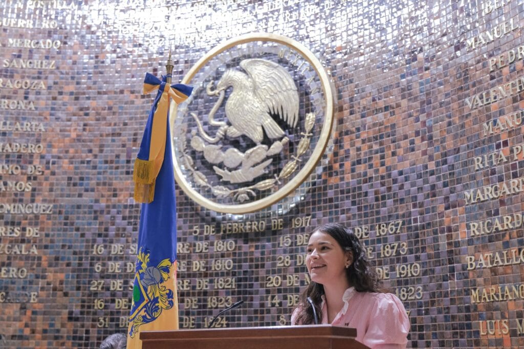 Tonantzin Cárdenas en el estrado del Congreso de Jalisco