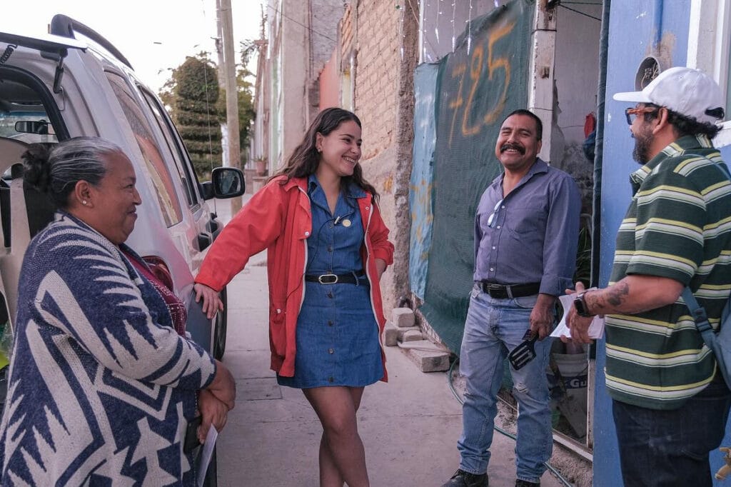 Ciudadania Tona escuchando a 4 personas durante una visita de juntas vecinales