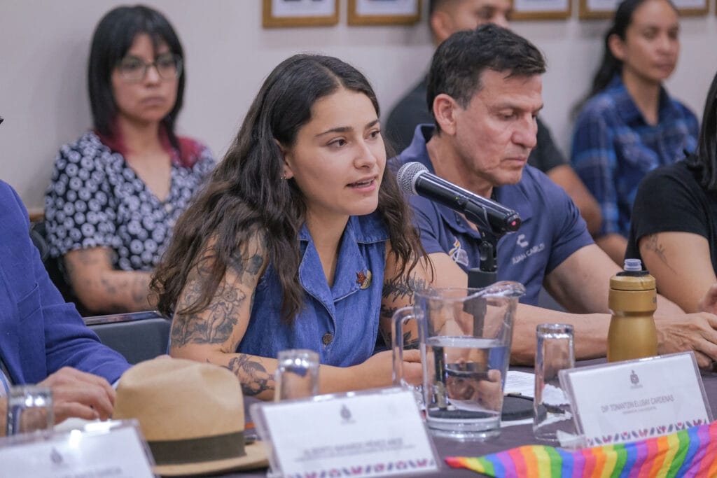 Tonantzin Cárdenas, acompañada de distintos activistas en pro de los derechos LGBTQ+
