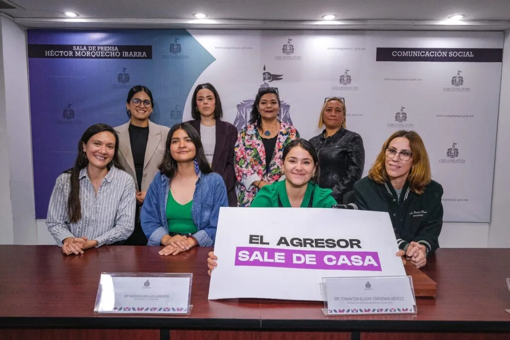 Marian en compañía de otras diputadas presentando su iniciativa