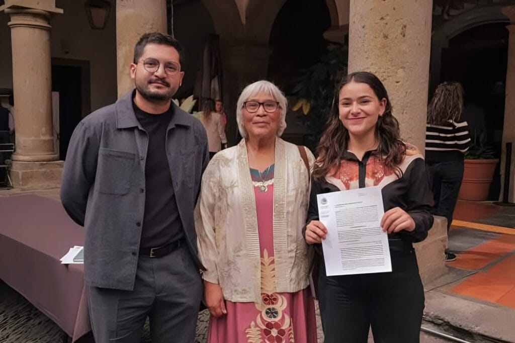 Tonantzin Cárdenas acompañada de autoridades del Instituto de Derecho Ambiental