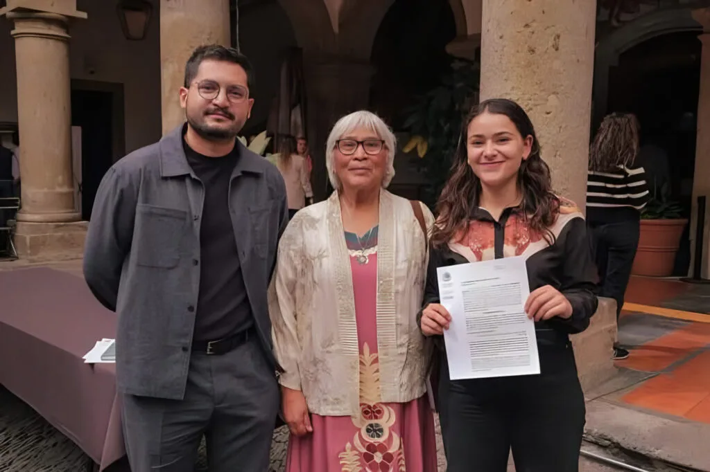 Tonantzin Cárdenas acompañada de autoridades del Instituto de Derecho Ambiental
